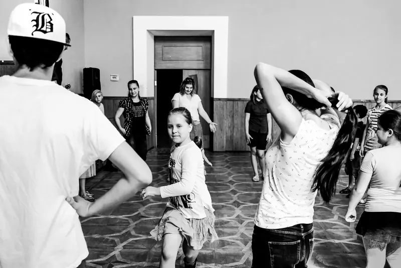Kinder tanzen im Saal