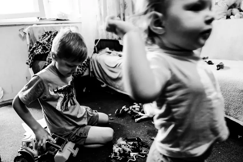 Kinder spielen auf dem Boden
